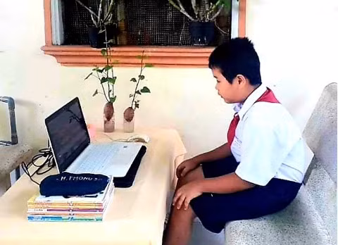 Học sinh Trường Tiểu học Hàm Nghi, TP Long Xuyên, tỉnh An Giang) trong giờ học trực tuyến.