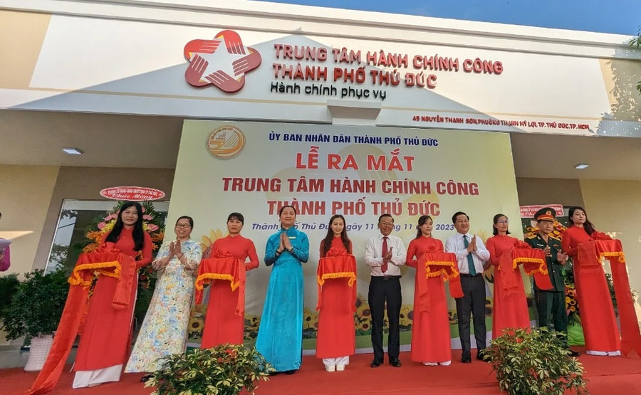 Lãnh đạo UBND TPHCM và TP Thủ Đức cắt băng khánh thành Trung tâm Hành chính công.