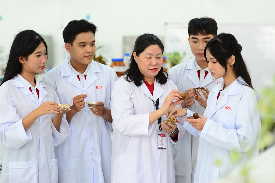 Giảng viên và sinh viên khối ngành sức khỏe của HIU đang trao đổi về kỹ thuật xét nghiệm Giảng viên và sinh viên khối ngành sức khỏe của HIU đang trao đổi về kỹ thuật xét nghiệm