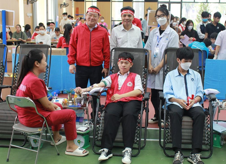 Chương trình Chủ nhật đỏ được tổ chức tại Trường Đại học Công nghệ Thông tin và Truyền thông đã thu hút trên 1000 tình nguyện viên tham gia hiến máu. Chương trình Chủ nhật đỏ được tổ chức tại Trường Đại học Công nghệ Thông tin và Truyền thông đã thu hút trên 1000 tình nguyện viên tham gia hiến máu.