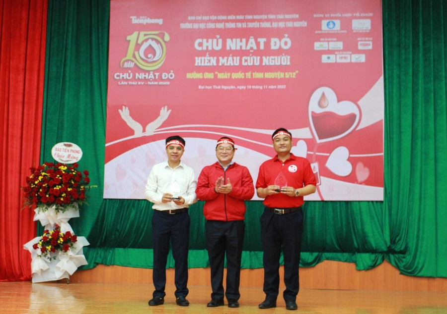 Ban tổ chức Chủ nhật Đỏ trao kỷ niệm chương cho các đơn vị. Ban tổ chức Chủ nhật Đỏ trao kỷ niệm chương cho các đơn vị.