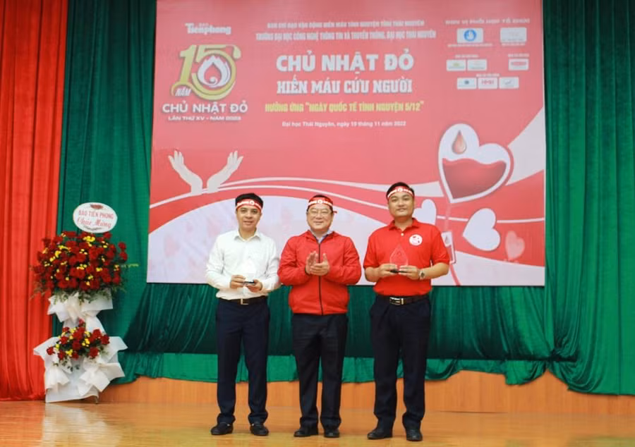 Ban tổ chức Chủ nhật Đỏ trao kỷ niệm chương cho các đơn vị.