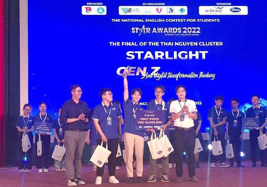 Ban tổ chức trao giải cho các đội thi.