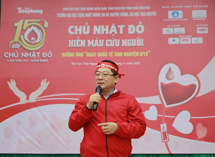 Nhà báo Lê Xuân Sơn - Tổng Biên tập báo Tiền Phong phát biểu tại chương trình. Nhà báo Lê Xuân Sơn - Tổng Biên tập báo Tiền Phong phát biểu tại chương trình.