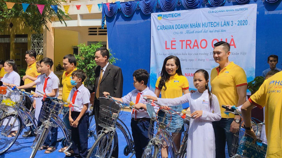 Đoàn Caravan Doanh nhân HUTECH 2020 trao tặng xe đạp cho học sinh Trường THCS Huỳnh Xuân Việt, tỉnh TIền Giang.