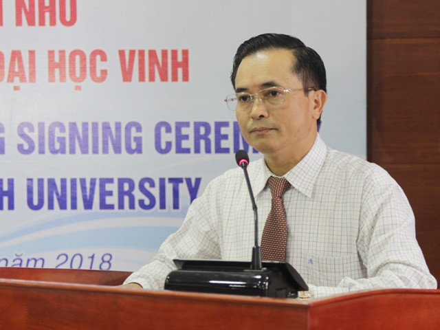 Ông Lê Ngọc Hoa – Phó Chủ tịch UBND tỉnh Nghệ An thay mặt lãnh đạo tỉnh cam kết sẽ tạo điều kiện cho 2 trường hợp tác đào tạo nghề cho sinh viên Ông Lê Ngọc Hoa – Phó Chủ tịch UBND tỉnh Nghệ An thay mặt lãnh đạo tỉnh cam kết sẽ tạo điều kiện cho 2 trường hợp tác đào tạo nghề cho sinh viên