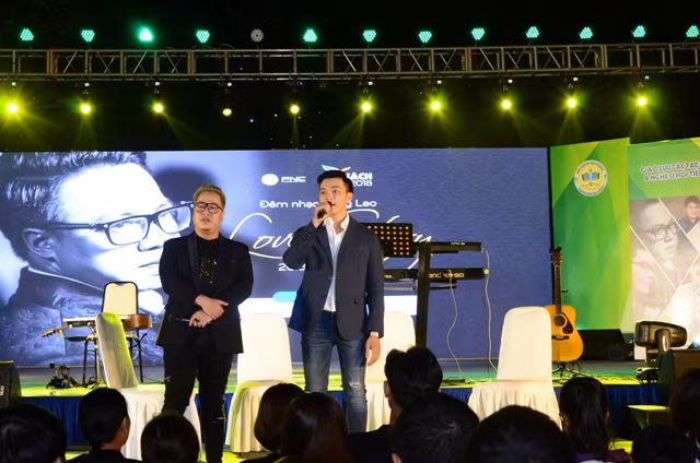 Một tiết mục biểu diễn, giao lưu với MC đa tài Tùng Leo trong đêm khai mạc Hội sách Hải Châu 2018.