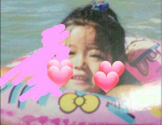 Từ nhỏ Na Na không được khen dễ thương vì vậy cô nàng quyết định phẫu thuật thẩm mĩ để được mọi người công nhận. Từ nhỏ Na Na không được khen dễ thương vì vậy cô nàng quyết định phẫu thuật thẩm mĩ để được mọi người công nhận.