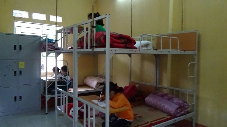Gấp chăn sau khi ngủ dậy của các em học sinh bán trú.