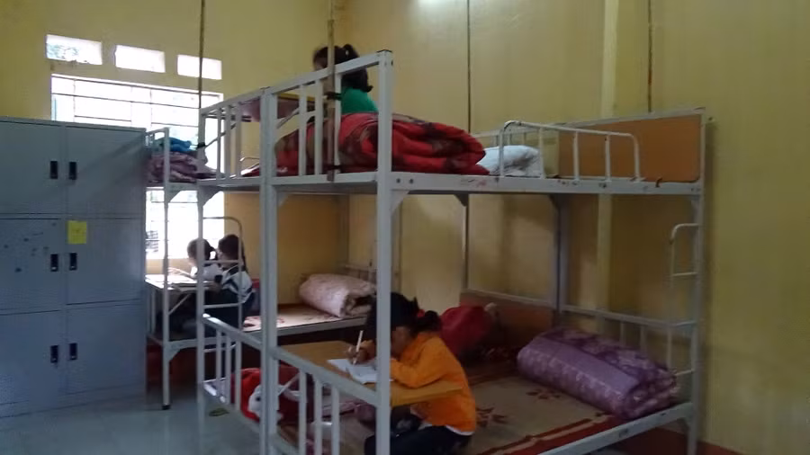 Gấp chăn sau khi ngủ dậy của các em học sinh bán trú.