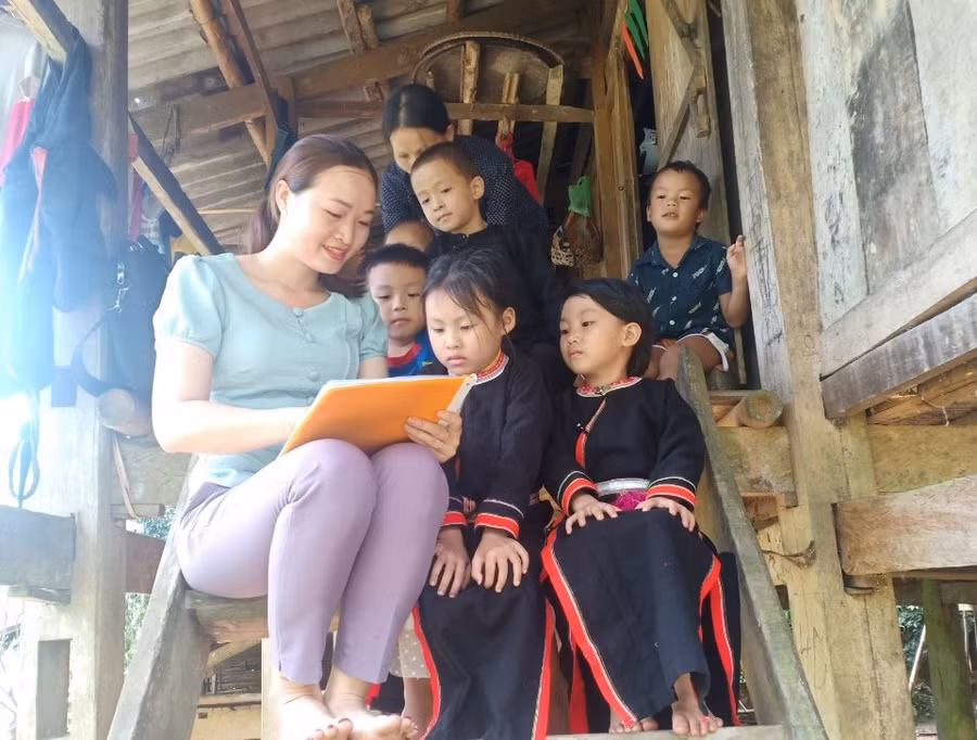 Hình ảnh đẹp của cô giáo vùng cao bên học trò. Ảnh minh họa