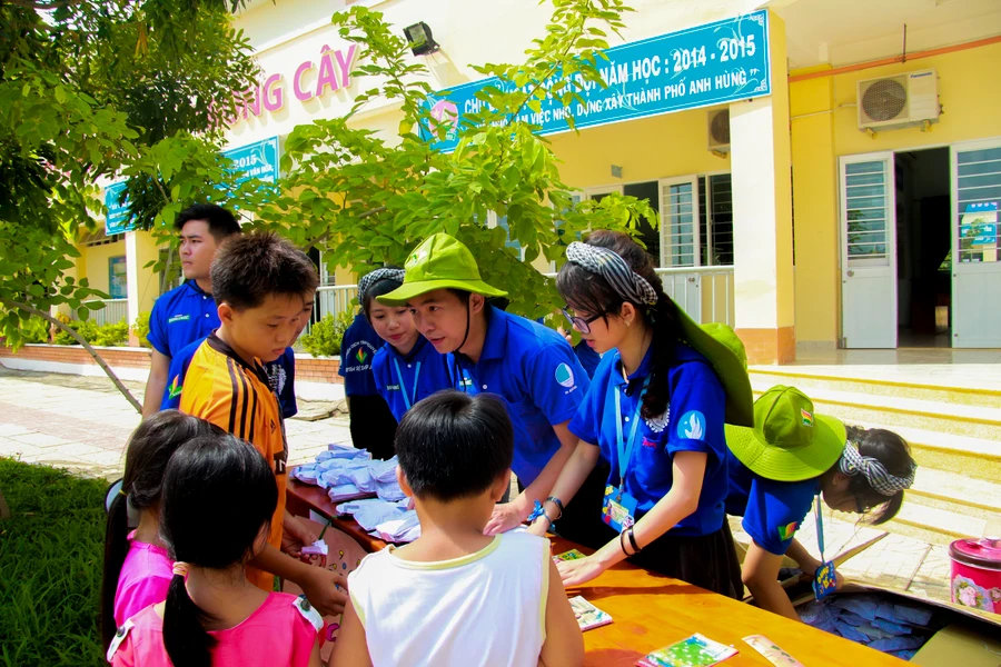 Thanh niên cùng vào cuộc để xây dựng sân chơi hè cho trẻ em nông thôn 