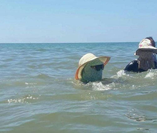 Kể cả lúc tắm biển.