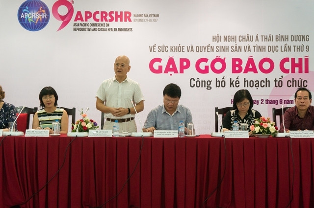 GS.TS Lê Vũ Anh - Trưởng Ban tổ chức – trao đổi thông tin về Hội nghị