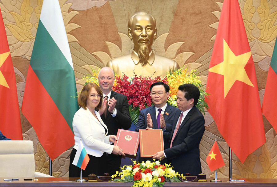 Chủ tịch Quốc hội Vương Đình Huệ và Chủ tịch Quốc hội Bulgaria Rossen Dimitrov Jeliazkov chứng kiến Lễ ký kết Thỏa thuận hợp tác giữa thành phố Lai Châu, tỉnh Lai Châu với thành phố Kazanlak, tỉnh Kazanlak. (Ảnh: Lâm Hiển) Chủ tịch Quốc hội Vương Đình Huệ và Chủ tịch Quốc hội Bulgaria Rossen Dimitrov Jeliazkov chứng kiến Lễ ký kết Thỏa thuận hợp tác giữa thành phố Lai Châu, tỉnh Lai Châu với thành phố Kazanlak, tỉnh Kazanlak. (Ảnh: Lâm Hiển)