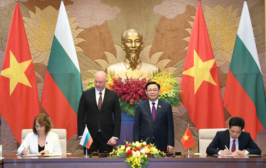 Chủ tịch Quốc hội Vương Đình Huệ và Chủ tịch Quốc hội Bulgaria Rossen Dimitrov Jeliazkov chứng kiến Lễ ký kết Thỏa thuận hợp tác giữa thành phố Lai Châu, tỉnh Lai Châu với thành phố Kazanlak, tỉnh Kazanlak. (Ảnh: Lâm Hiển) Chủ tịch Quốc hội Vương Đình Huệ và Chủ tịch Quốc hội Bulgaria Rossen Dimitrov Jeliazkov chứng kiến Lễ ký kết Thỏa thuận hợp tác giữa thành phố Lai Châu, tỉnh Lai Châu với thành phố Kazanlak, tỉnh Kazanlak. (Ảnh: Lâm Hiển)