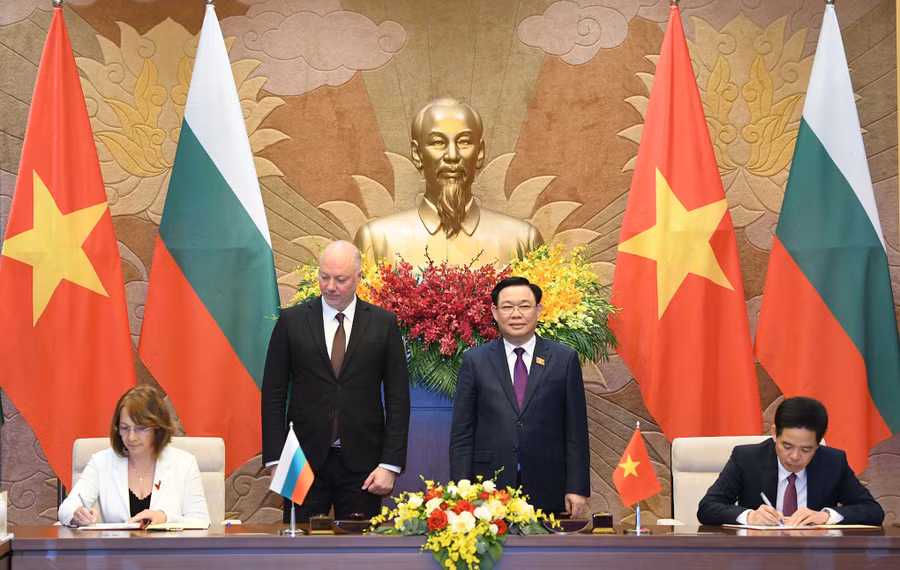 Chủ tịch Quốc hội Vương Đình Huệ và Chủ tịch Quốc hội Bulgaria Rossen Dimitrov Jeliazkov chứng kiến Lễ ký kết Thỏa thuận hợp tác giữa thành phố Lai Châu, tỉnh Lai Châu với thành phố Kazanlak, tỉnh Kazanlak. (Ảnh: Lâm Hiển)