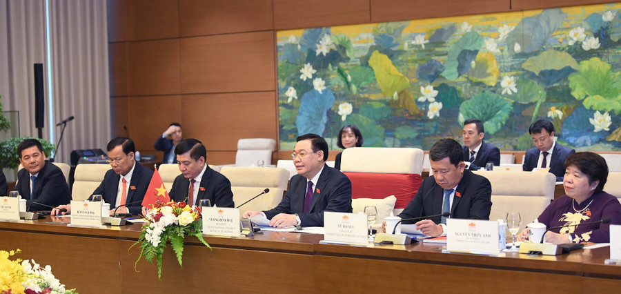 Chủ tịch Quốc hội Vương Đình Huệ và đại biểu dự hội đàm. (Ảnh: Lâm Hiển) Chủ tịch Quốc hội Vương Đình Huệ và đại biểu dự hội đàm. (Ảnh: Lâm Hiển)