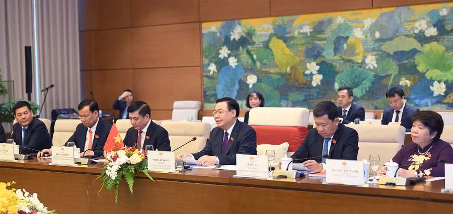 Chủ tịch Quốc hội Vương Đình Huệ và đại biểu dự hội đàm. (Ảnh: Lâm Hiển)