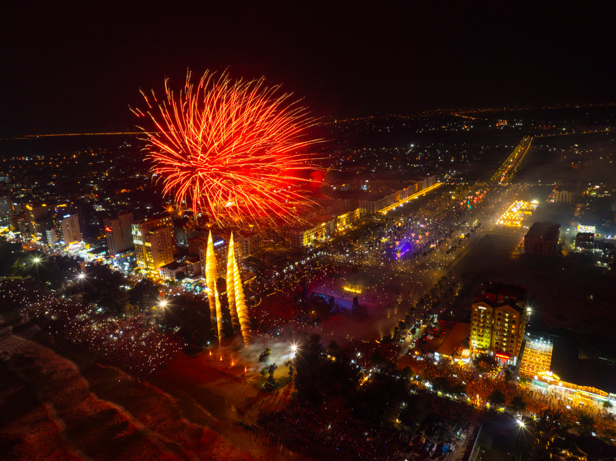 Màn bắn pháo hoa trước khi kết thúc khai mạc.