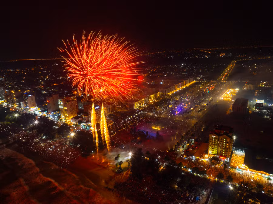 Màn bắn pháo hoa trước khi kết thúc khai mạc.