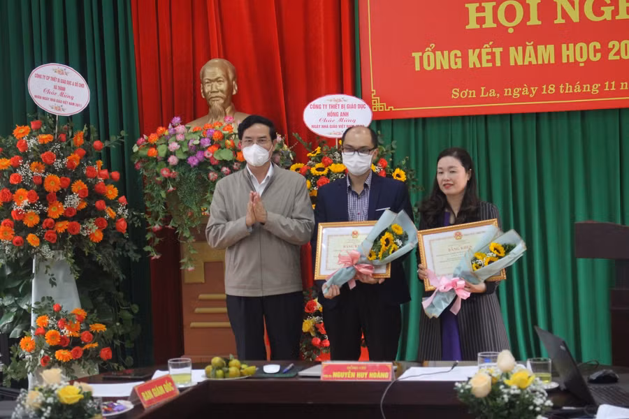 PGS.TS Nguyễn Huy Hoàng (ngoài cùng bên trái) trao Bằng khen cho cá nhân có thành tích xuất sắc.