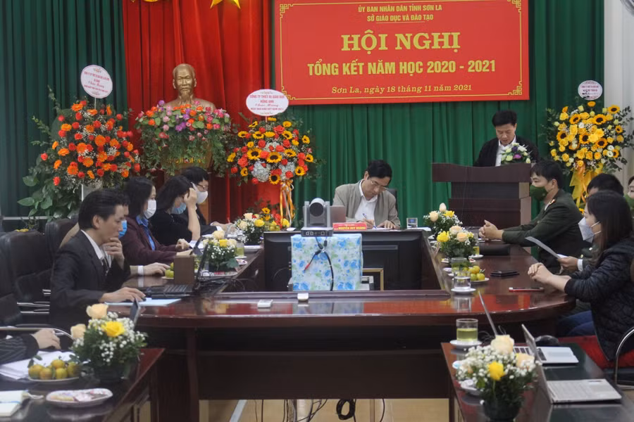 Các đại biểu dự lễ tổng kết tại điểm cầu trung tâm.