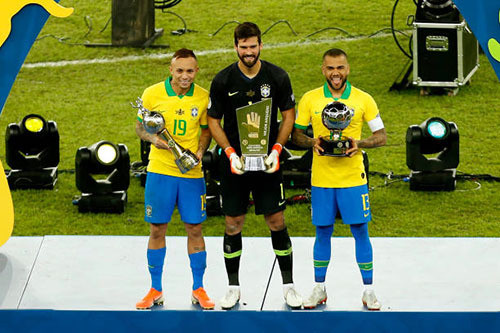 Ba danh hiệu cá nhân của Copa America 2019 đều thuộc về Brazil. Everton (trái) là cầu thủ trẻ hay nhất, Alisson (giữa) là thủ môn hay nhất, và Alves là cầu thủ hay nhất giải Ba danh hiệu cá nhân của Copa America 2019 đều thuộc về Brazil. Everton (trái) là cầu thủ trẻ hay nhất, Alisson (giữa) là thủ môn hay nhất, và Alves là cầu thủ hay nhất giải