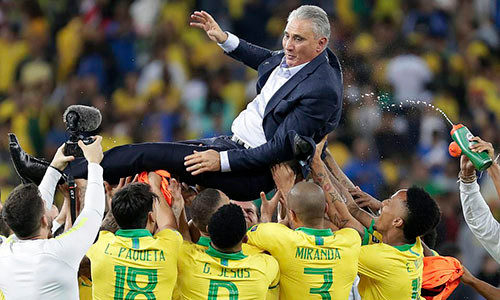 Cầu thủ Brazil công kênh HLV Tite sau chiến thắng Cầu thủ Brazil công kênh HLV Tite sau chiến thắng