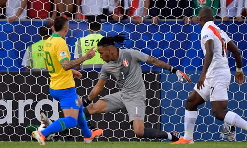 Tình huống đệm bóng mở tỷ số của Everton (trái)