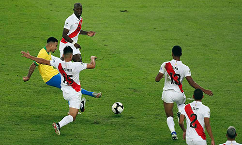 Jesus (áo vàng) ghi bàn quan trọng, giúp Brazil tái lập lợi dẫn trước giờ nghỉ Jesus (áo vàng) ghi bàn quan trọng, giúp Brazil tái lập lợi dẫn trước giờ nghỉ