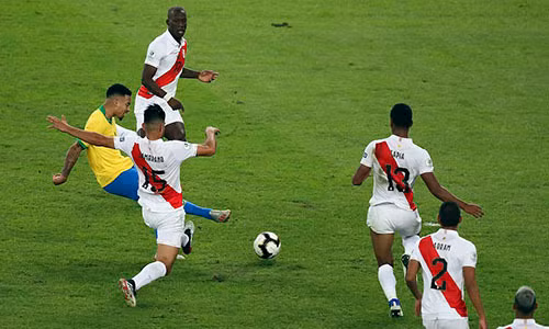 Jesus (áo vàng) ghi bàn quan trọng, giúp Brazil tái lập lợi dẫn trước giờ nghỉ