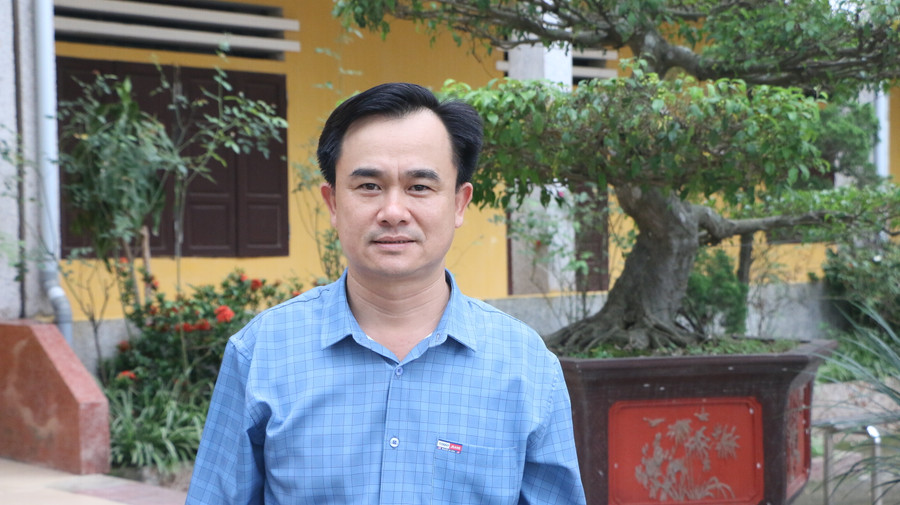 Thầy Hoàng Văn Dũng - Hiệu trưởng Trường THCS Hiển Khánh (huyện Vụ Bản). Thầy Hoàng Văn Dũng - Hiệu trưởng Trường THCS Hiển Khánh (huyện Vụ Bản).