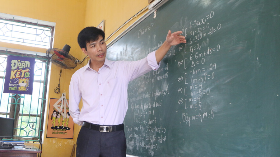 Thầy Trần Ngọc Dư đang ôn tập Toán cho học sinh khối 9 của Trường THCS Hiển Khánh. Thầy Trần Ngọc Dư đang ôn tập Toán cho học sinh khối 9 của Trường THCS Hiển Khánh.