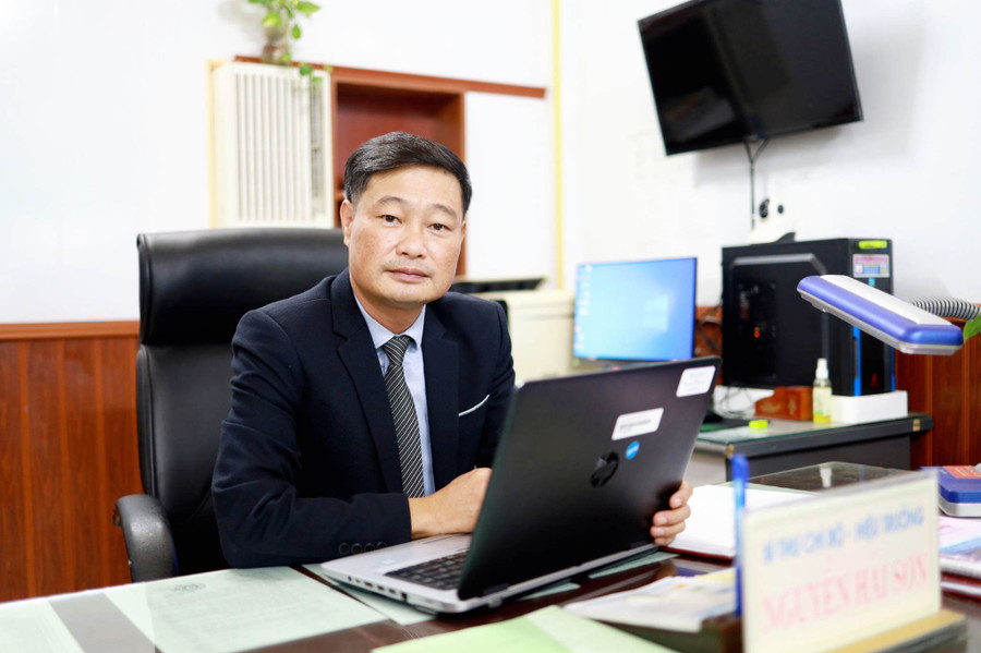 Thầy Nguyễn Hải Sơn - Hiệu trưởng Trường THCS Hải Lý, huyện Hải Hậu, tỉnh Nam Định. Thầy Nguyễn Hải Sơn - Hiệu trưởng Trường THCS Hải Lý, huyện Hải Hậu, tỉnh Nam Định.