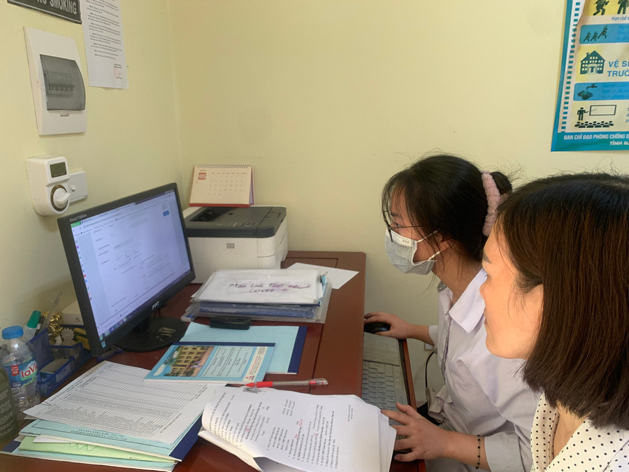 Học sinh lớp 12 Trường THPT Trần Văn Lan - huyện Mỹ Lộc được cô giáo hướng dẫn các bước để đăng ký dự thi thành công trên máy tính tại trường. Học sinh lớp 12 Trường THPT Trần Văn Lan - huyện Mỹ Lộc được cô giáo hướng dẫn các bước để đăng ký dự thi thành công trên máy tính tại trường.