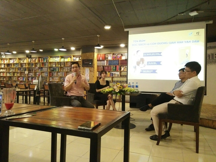 Tác giả Nguyễn Quốc Vương chia sẻ tại buổi tọa đàm về cuốn sách. Ảnh: Bình Thanh.