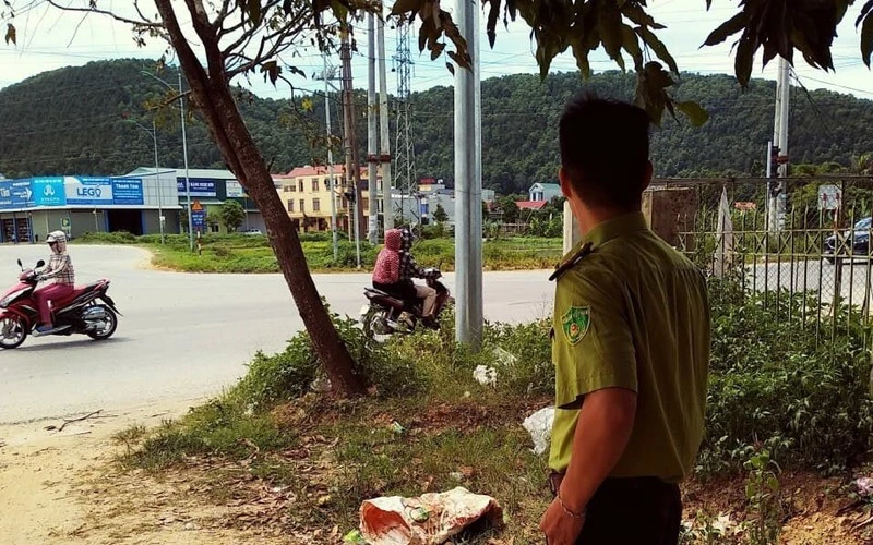 Lực lượng kiểm lâm và người dân ứng trực, theo dõi tại các điểm nguy cơ cao về cháy rừng (ảnh chụp tháng 7/2019).
