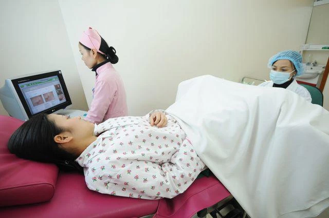 Cô Vương nhìn rất trẻ so với tuổi, nhưng đó lại chính là dấu hiệu nhận biết cơ thể có vấn đề. (Ảnh minh họa).