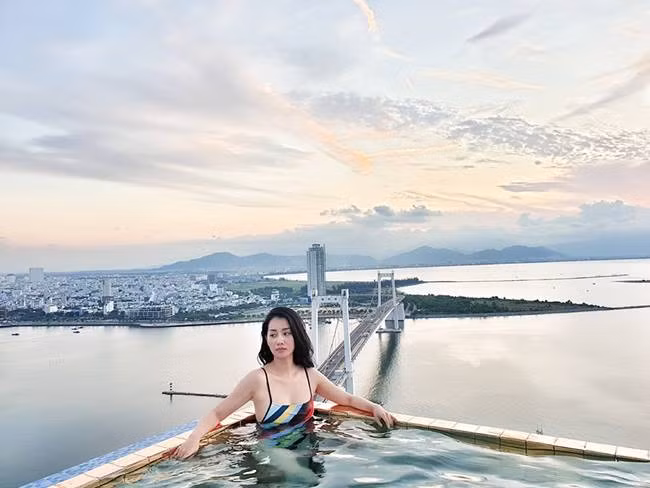 Vẻ đẹp mong manh, thuần khiết của Quỳnh Chi khiến cô được người hâm mộ ưu ái ví xinh đẹp như hoa hậu và nhan sắc như lão hóa ngược theo thời gian, không có dấu hiệu của tuổi già.