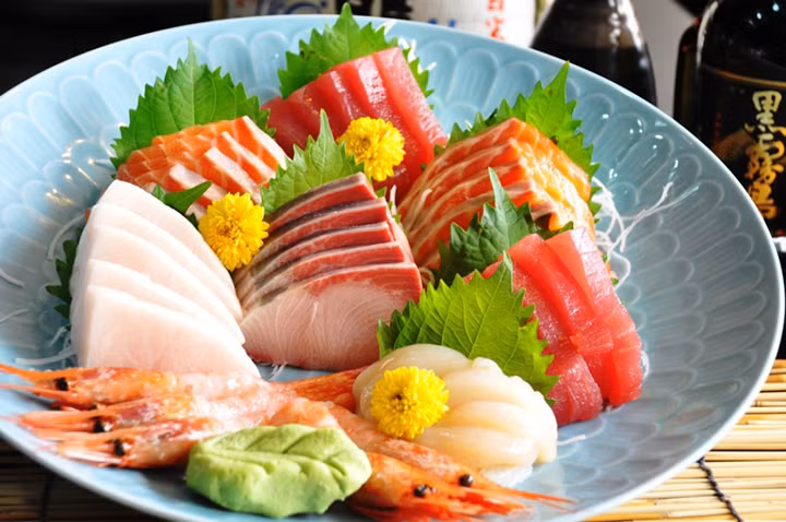 Ăn sashimi đúng cách là phải chấm cá sống vào mù tạt hòa trong nước tương Nhật (một dạng xì dầu ít natri).