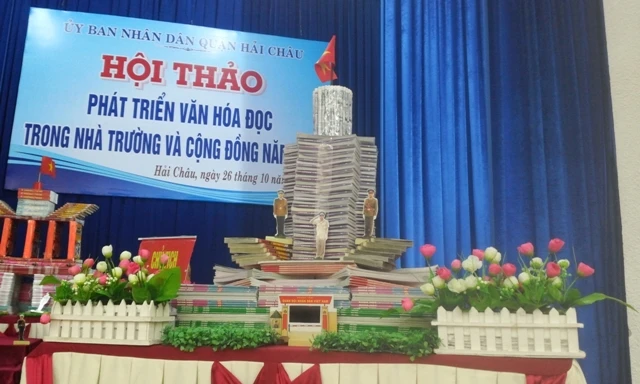  Một số mô hình được HS Trường Tiểu học Núi Thành làm từ sách trưng bày tại Hội thảo Văn hóa đọc trong ngành GD&ĐT quận Hải Châu (Đà Nẵng).