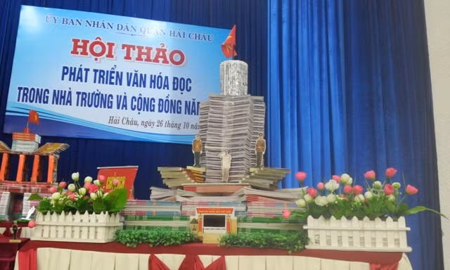  Một số mô hình được HS Trường Tiểu học Núi Thành làm từ sách trưng bày tại Hội thảo Văn hóa đọc trong ngành GD&ĐT quận Hải Châu (Đà Nẵng).