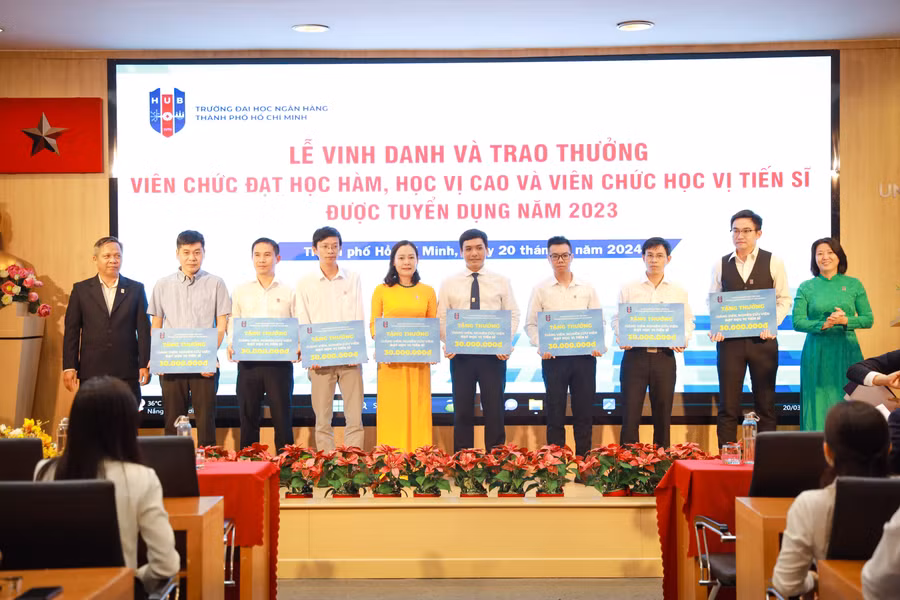 Cán bộ, giảng viên đều vui mừng vì những cố gắng trong giảng dạy, nghiên cứu của mình luôn được trường ghi nhận và vinh danh.