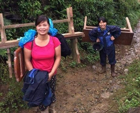 Xúc động hình ảnh cô giáo vùng cao gồng mình cõng bàn ghế cho học trò