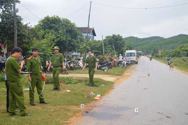 Cơ quan CA đang tiến hành khám nghiệm hiện trường xảy ra vụ hỗn chiến
