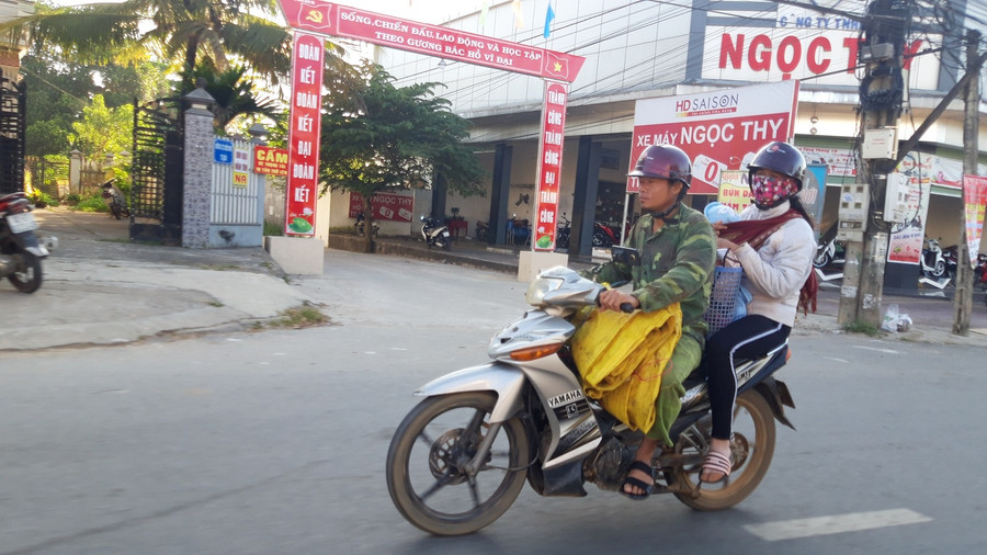 Một số cặp vợ chồng ở xa phải mang theo con nhỏ đi hái cà phê cùng. Ảnh: Trúc Hân. Một số cặp vợ chồng ở xa phải mang theo con nhỏ đi hái cà phê cùng. Ảnh: Trúc Hân.