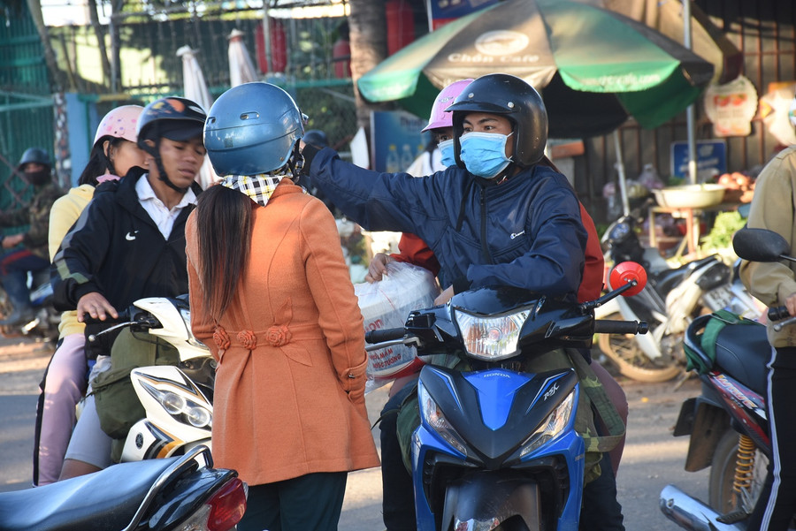 Những cuộc ngã giá vội vả của chủ thuê và người lao động. Ảnh: Trúc Hân.