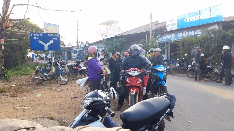 Nhiều lao động đứng đợi ở “chợ người” từ sáng sớm để đợi “người mua”. Ảnh: Trúc Hân.