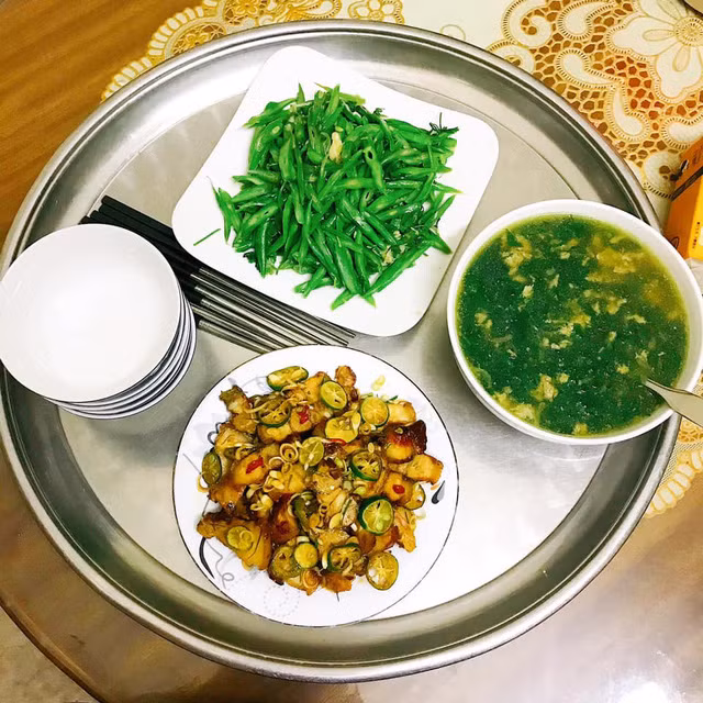 Mâm cơm vợ nấu cho 5 người chưa tới 100k vẫn đề huề khiến chồng khen nức nở - Ảnh 12.